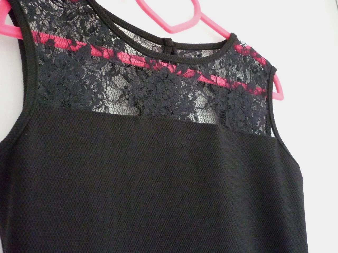 Vestido preto de tecido grosso com renda Tamanho 38 – photo 2